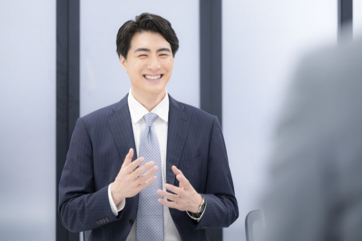 笑顔で面接を受ける男性のイメージ