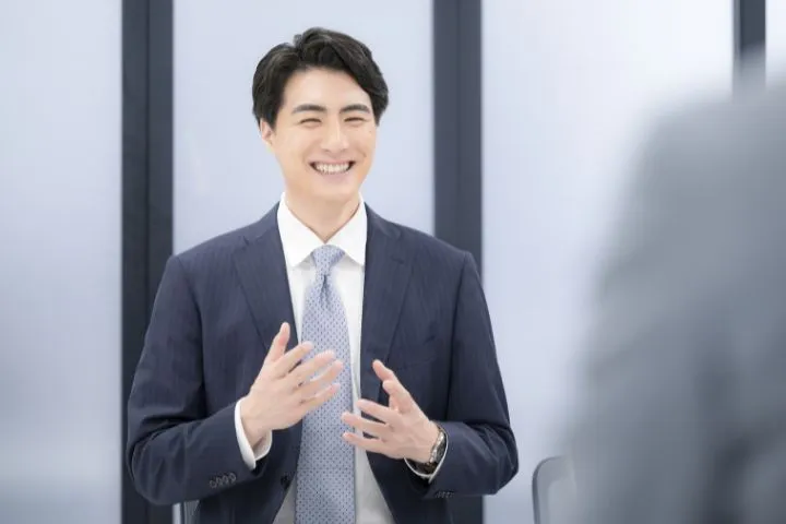 笑顔で面接を受ける男性のイメージ