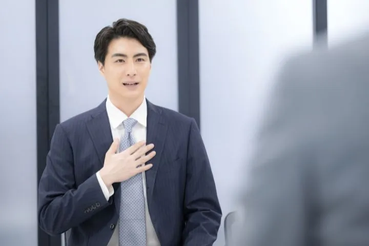 面接で自己アピールをするビジネスマンのイメージ