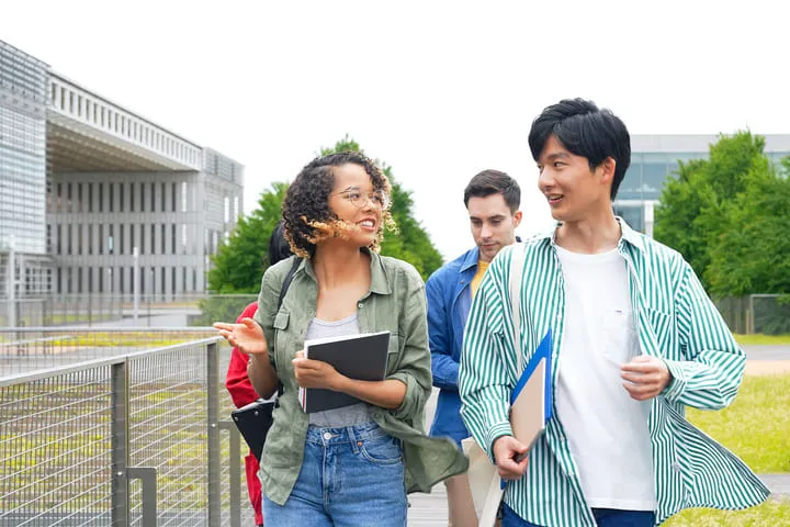 大学構内を歩く大学生のイメージ