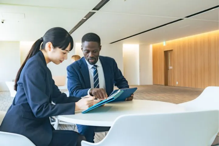 日本人女性が外国人男性と面談しているイメージ