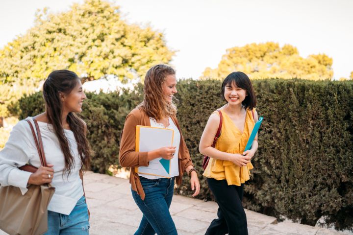 海外でのキャンパスライフを楽しむ女子大学生のイメージ