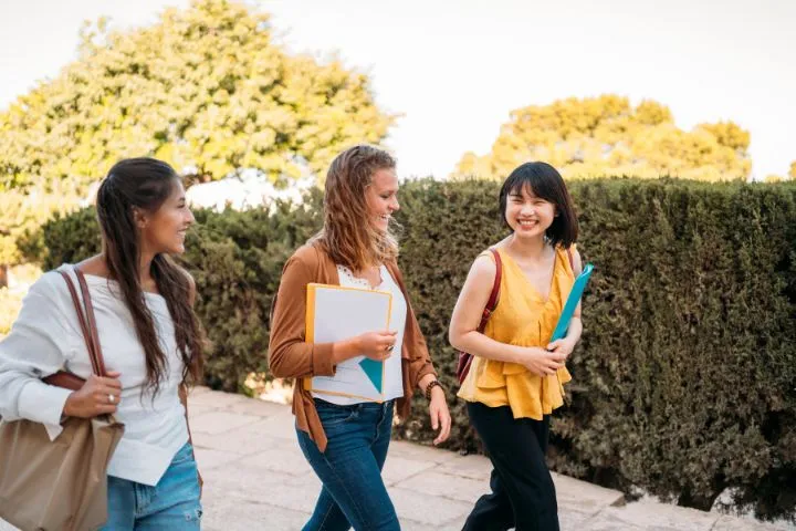 海外でのキャンパスライフを楽しむ女子大学生のイメージ