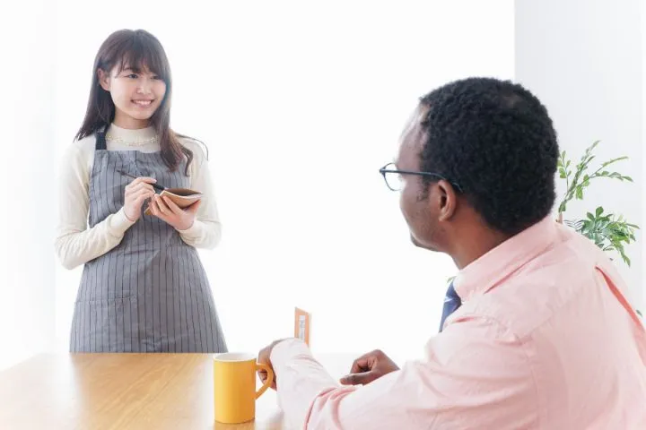 海外のカフェで働く日本人女子大学生のイメージ