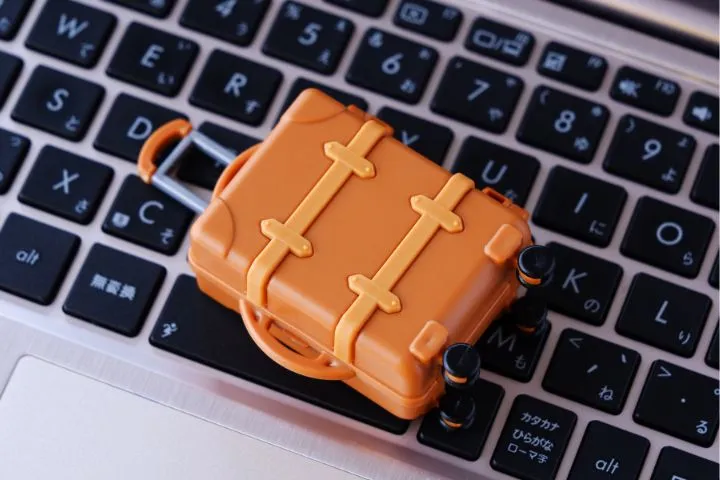 キーボードの上に置かれたトランクのミニチュアの画像