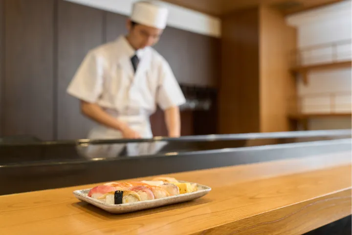 寿司と料理をする職人の画像
