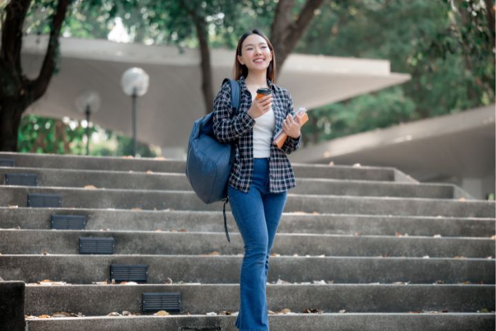大学を歩いている女子大生の画像