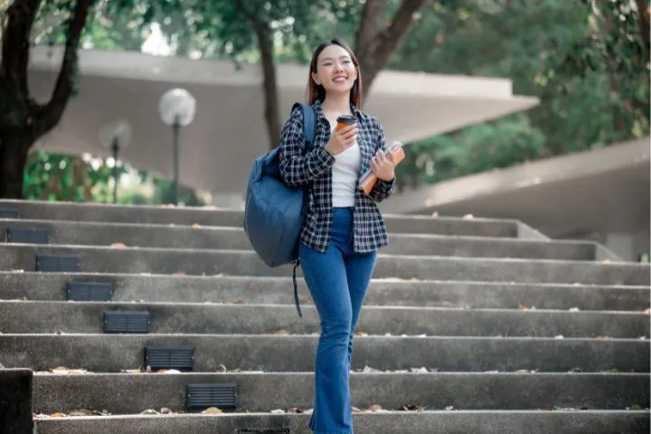 大学を歩いている女子大生の画像