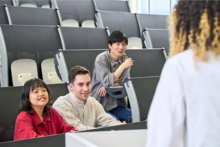大学の講義を聴く学生の画像