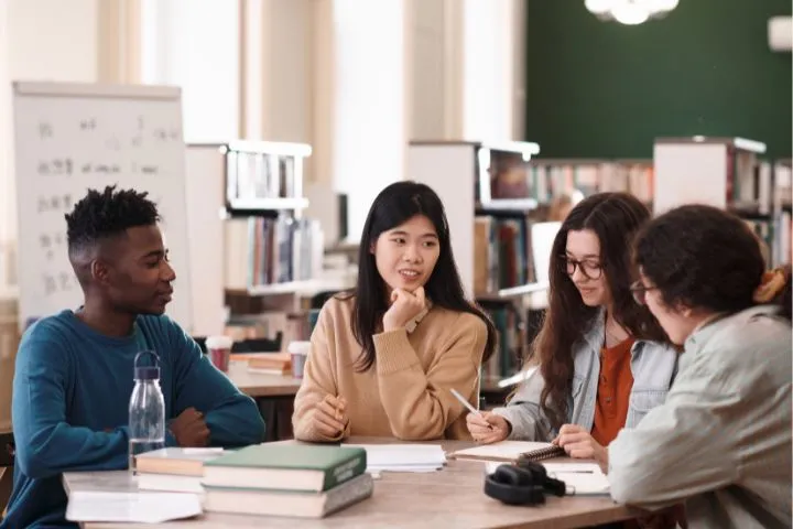 海外の大学で話し合う学生の画像