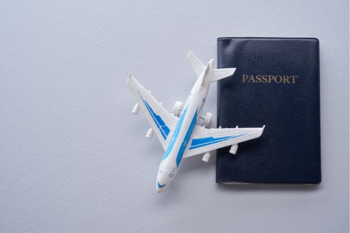 飛行機とパスポートの画像