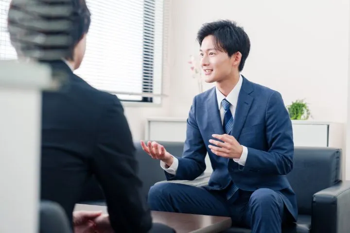 打ち合わせをするビジネスマン