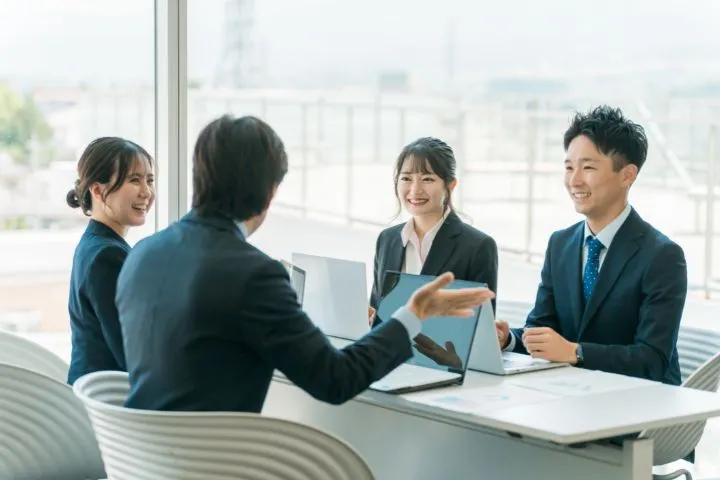 プレゼンするビジネスマン