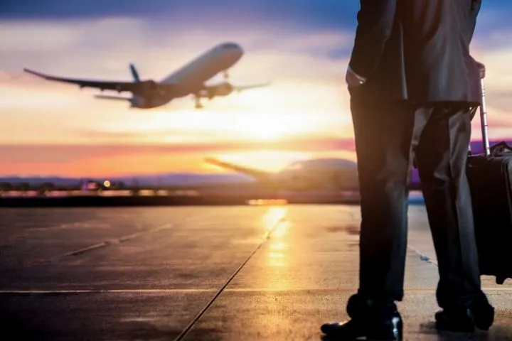 飛行機で世界中商談で回るビジネスマンのイメージ