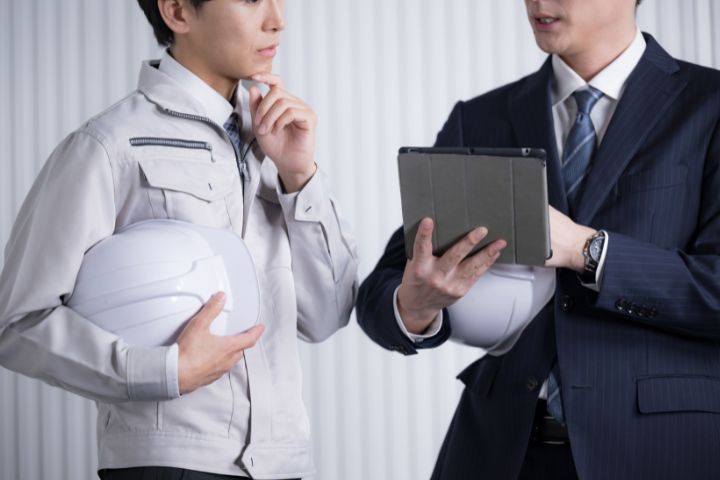 現場と監督が話し合っている画像