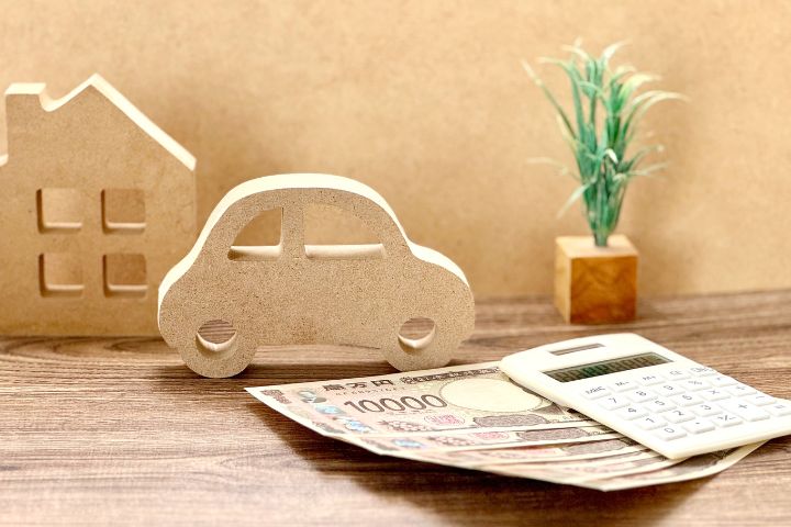 住民税や自動車税を払うイメージ画像