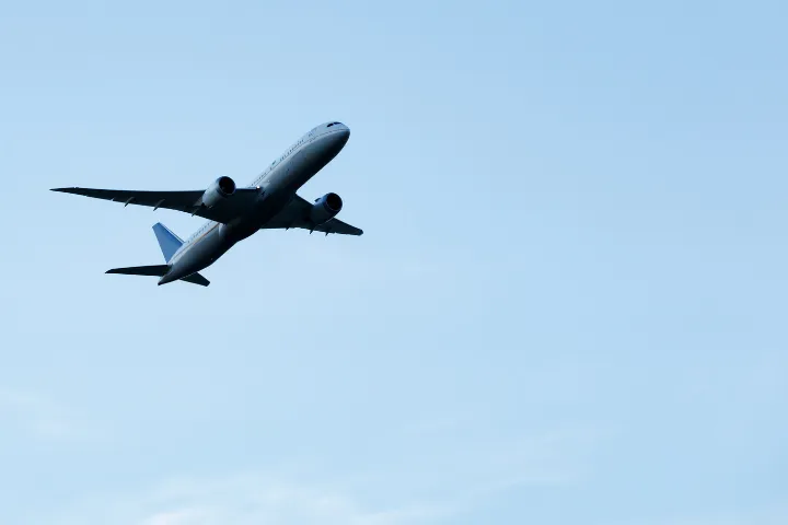 飛んでいる飛行機のイメージ