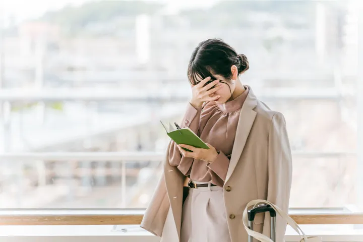 頭を抱えている女性のイメージ