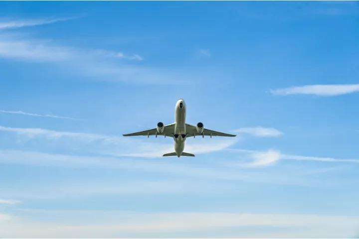 飛んでいる飛行機のイメージ