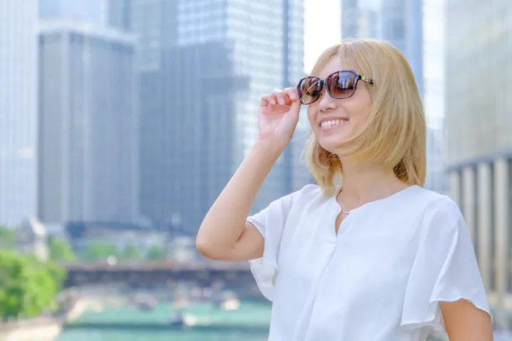 海外を楽しむ女性のイメージ