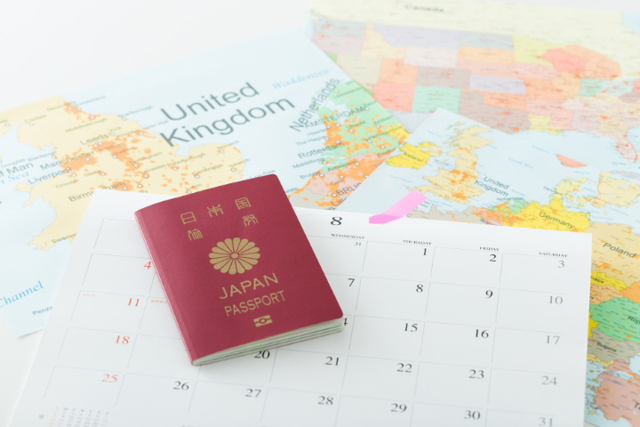 パスポートとカレンダーと地図のイメージ