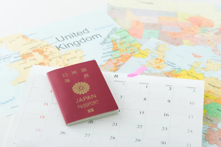 パスポートとカレンダーと地図のイメージ