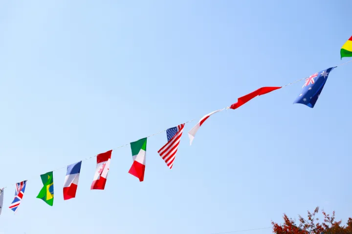 空に掲げられた万国旗のイメージ