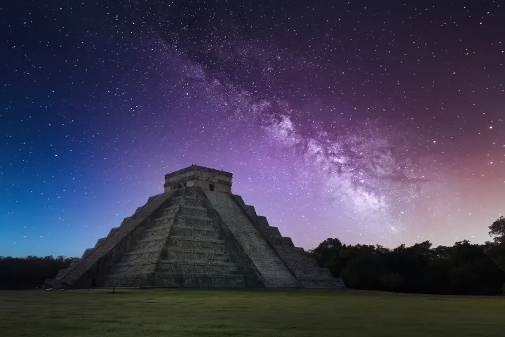 夜空とチチェン・イッツァの画像