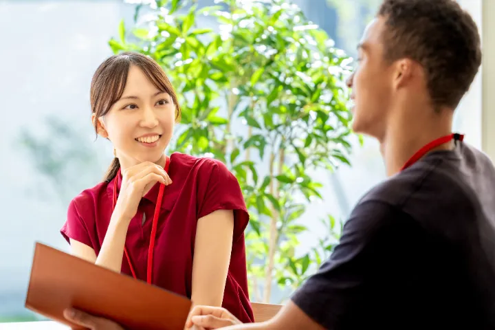海外オフィスで働く日本人女性のイメージ
