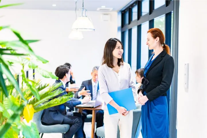 外国人女性と話をする日本人女性の画像