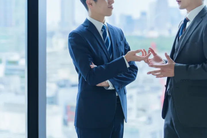 話し合いをしている男性のイメージ