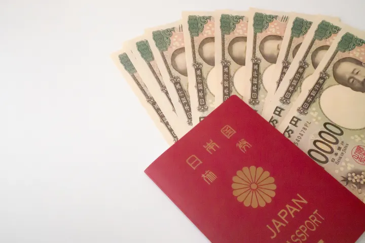 1万円札とパスポートのイメージ