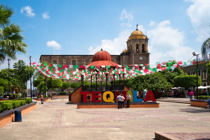 テキーラと書かれたオブジェとメキシコの建物の画像