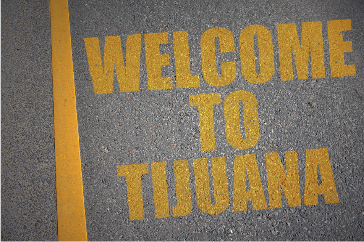 道路に黄色の文字でWELCOMETOTIJUANAと書かれているイメージ