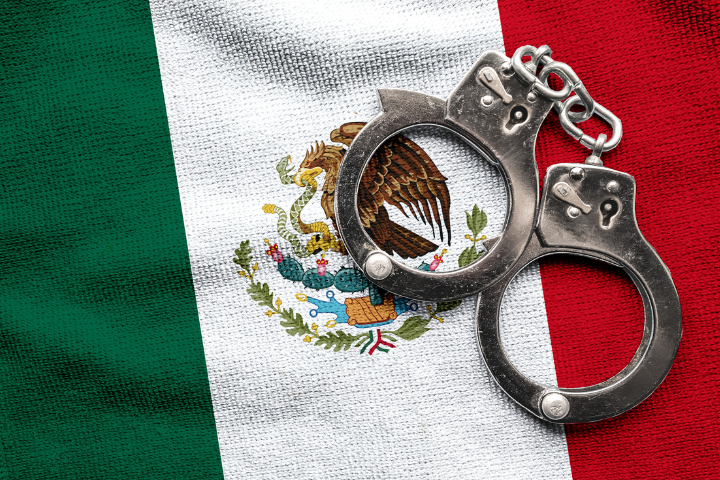 メキシコの国旗と警察の手錠の画像
