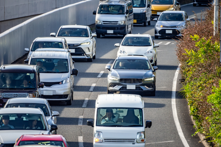 車が走っているイメージ