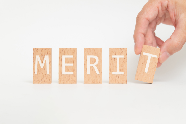 白字で一文字ずつMERITと書かれた木のブロックのイメージ