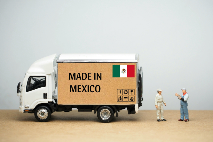 MADE IN MEXICOと書かれたトラックと作業員のミニチュア人形のイメージ