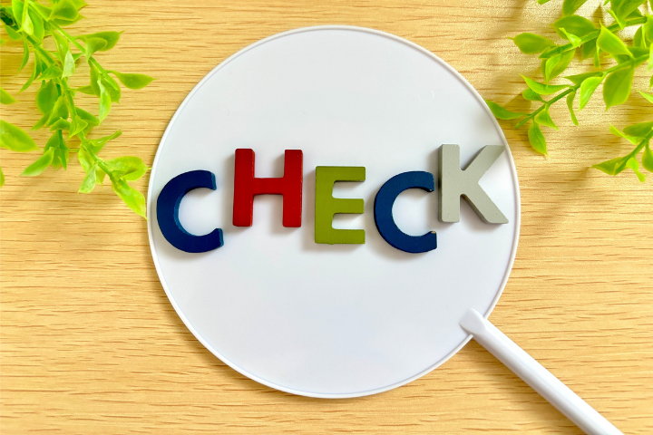 白いルラカードの上にあるCHECKの文字のイメージ