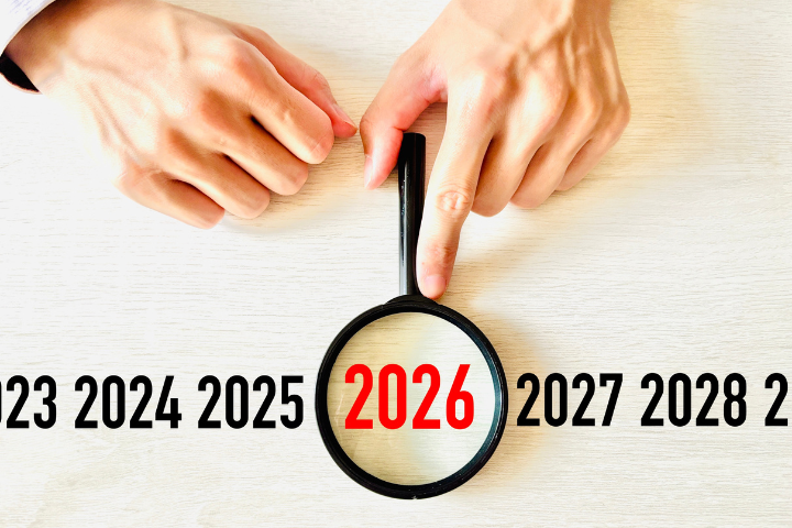 2024、2025、2026、2027、2028と書かれたボードに2026の上に虫眼鏡を合わせた画像