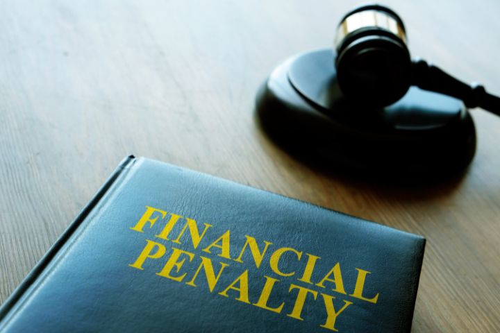 FINANCIAL PENALTYと書かれた本とガベルの画像