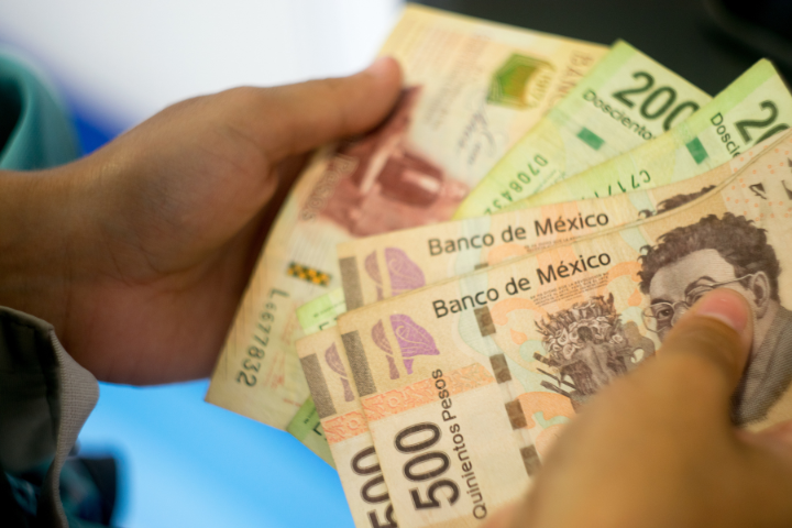 メキシコのお金を数える手