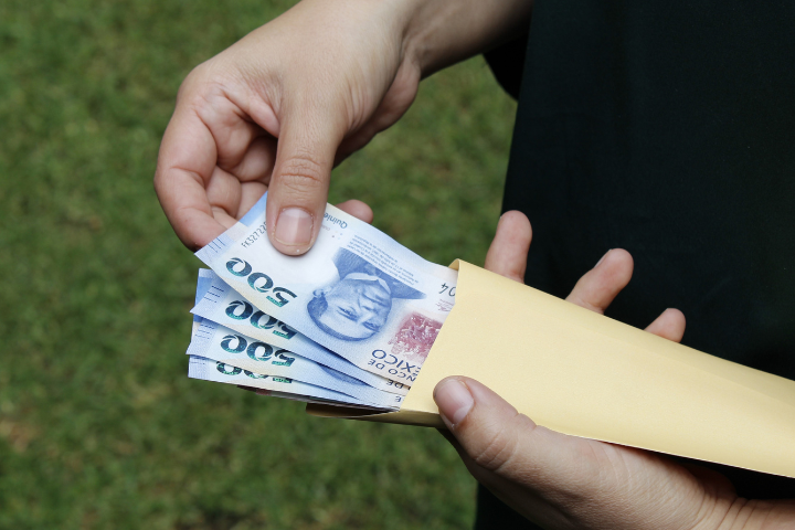 封筒に入ったお金を数えている