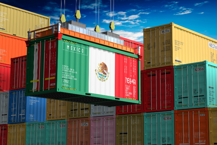 メキシコ国旗が描かれた貨物コンテナがクレーンフックに吊り下げられている様子の画像