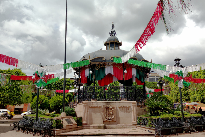 メキシコ独立記念日を祝うために建物に飾られた装飾