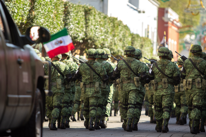 メキシコ独立記念日を祝う毎年恒例のパレード中のメキシコ兵の一団