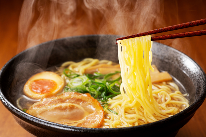 湯気が出ている日本式ラーメンの画像