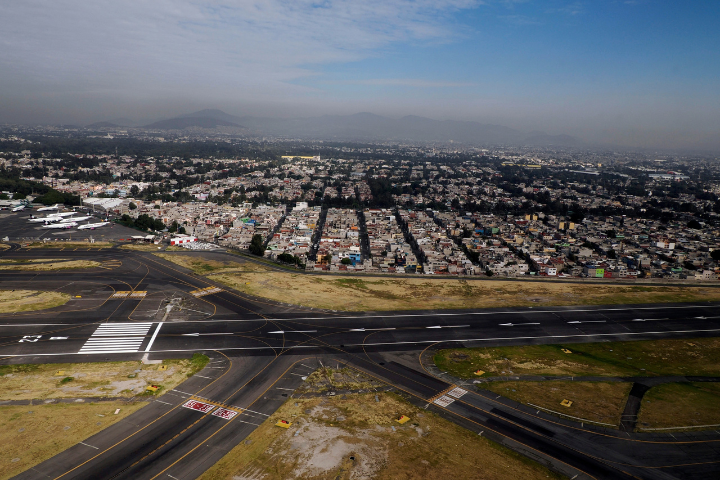 飛行機からのメキシコシティ空港ベニート・フアレス空港の空撮風景の画像