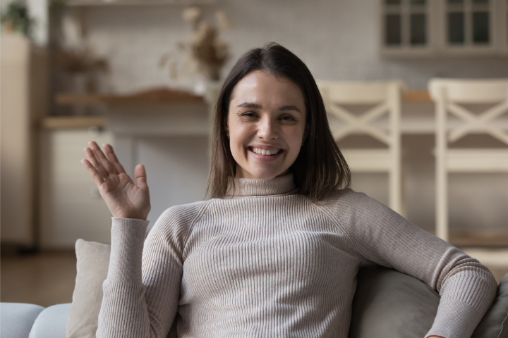 挨拶をしている女性のイメージ