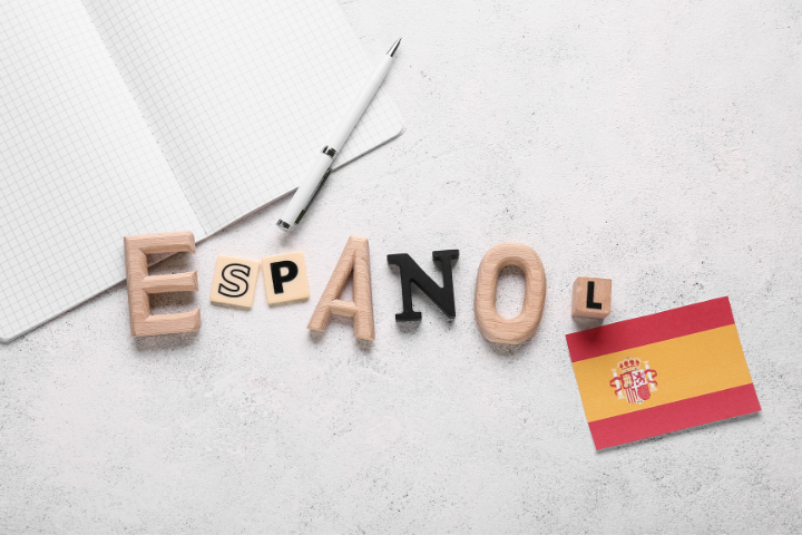 メモ帳、ペン、英語のブロックとスペイン国旗のイメージ